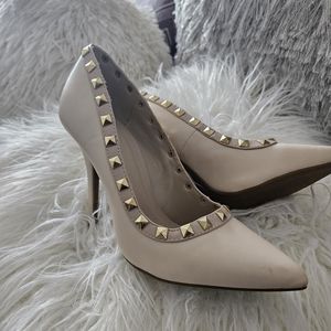 Barely worn beautiful flesh color gold studded heels
